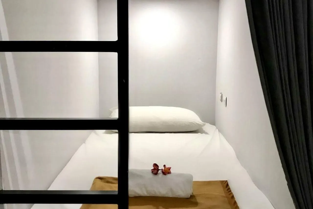 캡슐 선셋 호텔 세미냑